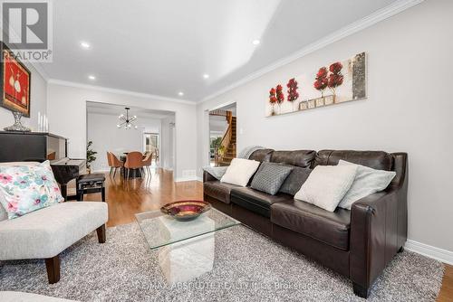 9 Shannondoe Crescent, Ottawa, ON - Indoor Photo Showing Living Room