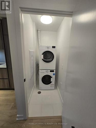 1610 - 177 Broadway Avenue, Toronto, ON - Indoor Photo Showing Laundry Room