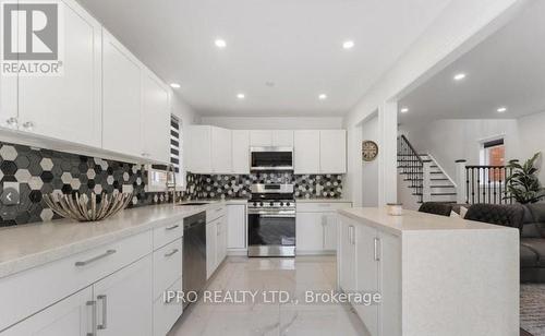 106 Thoroughbred Boulevard, Hamilton, ON - Indoor Photo Showing Kitchen With Upgraded Kitchen