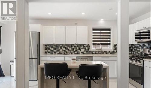 106 Thoroughbred Boulevard, Hamilton, ON - Indoor Photo Showing Kitchen With Upgraded Kitchen