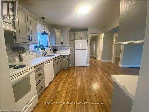 312 East 45Th Street, Hamilton, ON - Indoor Photo Showing Kitchen