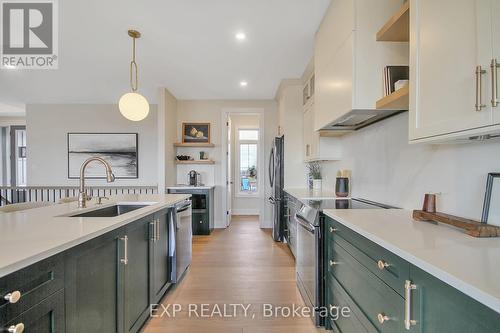 237 Trudeau Crescent, Russell, ON - Indoor Photo Showing Kitchen With Upgraded Kitchen