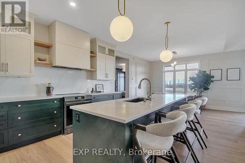 237 Trudeau Crescent, Russell, ON - Indoor Photo Showing Kitchen With Upgraded Kitchen