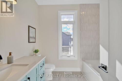 237 Trudeau Crescent, Russell, ON - Indoor Photo Showing Bathroom