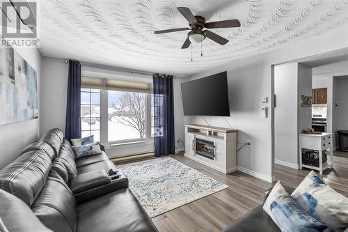 41 Pozzebon Cres, Sault Ste. Marie, ON - Indoor Photo Showing Living Room