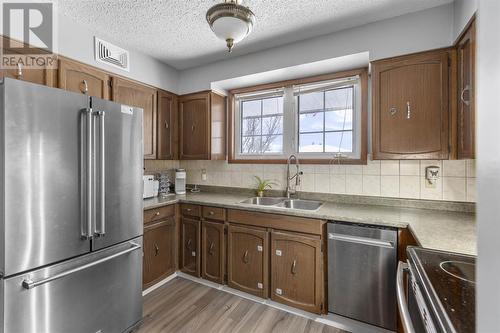 41 Pozzebon Cres, Sault Ste. Marie, ON - Indoor Photo Showing Kitchen With Double Sink