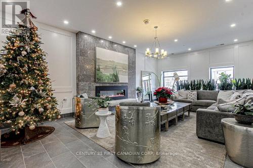 914 - 260 Villagewalk Boulevard, London, ON - Indoor Photo Showing Living Room With Fireplace