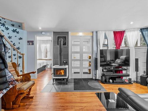 Salle familiale - 170 Rue Du Lac-Piché, Sainte-Marguerite-Du-Lac-Masson, QC - Indoor Photo Showing Living Room With Fireplace