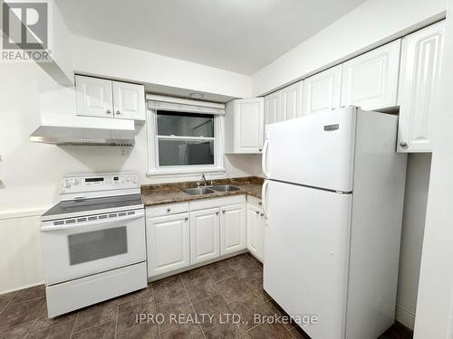 21 Barnes Road, St. Catharines, ON - Indoor Photo Showing Kitchen With Double Sink