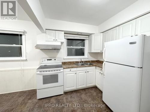 21 Barnes Road, St. Catharines, ON - Indoor Photo Showing Kitchen With Double Sink