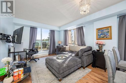 608 - 801 Sheppard Avenue W, Toronto, ON - Indoor Photo Showing Living Room