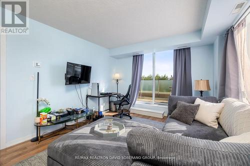 608 - 801 Sheppard Avenue W, Toronto, ON - Indoor Photo Showing Living Room