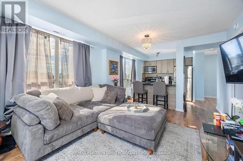 608 - 801 Sheppard Avenue W, Toronto, ON - Indoor Photo Showing Living Room