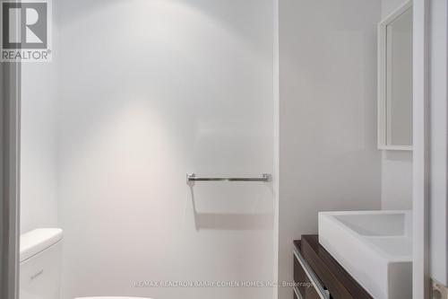 616 - 676 Sheppard Avenue E, Toronto, ON - Indoor Photo Showing Bathroom