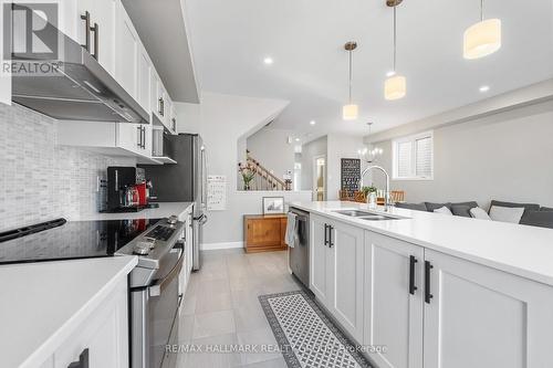 39 Gardenpost Terrace, Ottawa, ON - Indoor Photo Showing Kitchen With Double Sink With Upgraded Kitchen