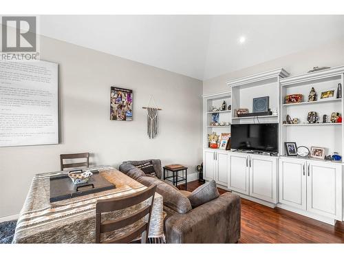 2802 Squamish Court, Kamloops, BC - Indoor Photo Showing Living Room