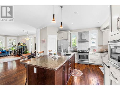 2802 Squamish Court, Kamloops, BC - Indoor Photo Showing Kitchen With Stainless Steel Kitchen With Upgraded Kitchen