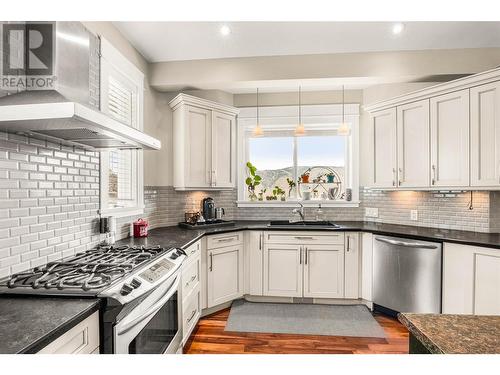 2802 Squamish Court, Kamloops, BC - Indoor Photo Showing Kitchen With Stainless Steel Kitchen With Upgraded Kitchen