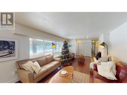 2001 4Th Avenue S, Cranbrook, BC - Indoor Photo Showing Living Room