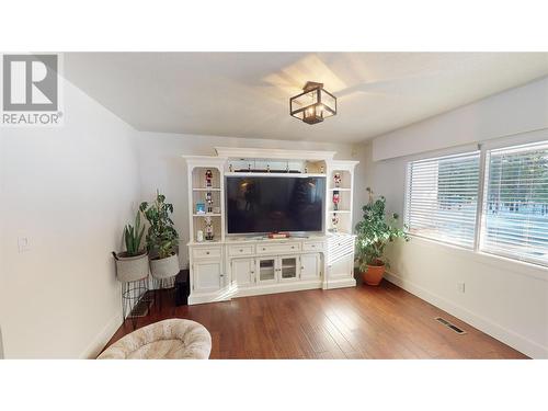 2001 4Th Avenue S, Cranbrook, BC - Indoor Photo Showing Living Room