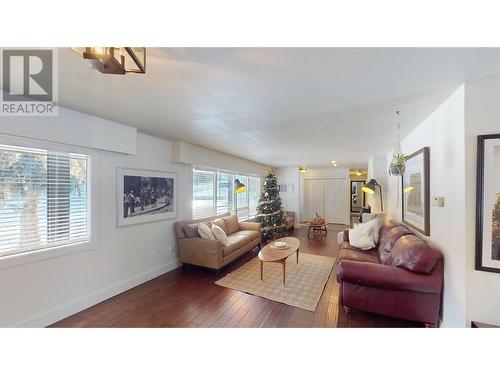 2001 4Th Avenue S, Cranbrook, BC - Indoor Photo Showing Living Room