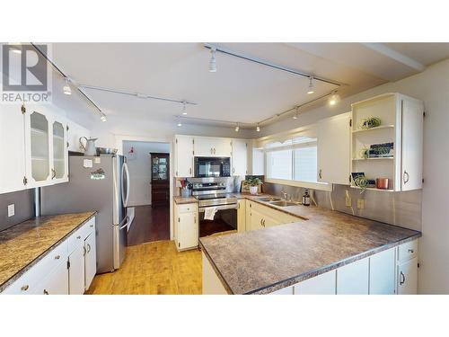 2001 4Th Avenue S, Cranbrook, BC - Indoor Photo Showing Kitchen With Double Sink