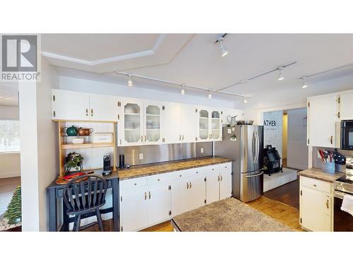 2001 4Th Avenue S, Cranbrook, BC - Indoor Photo Showing Kitchen