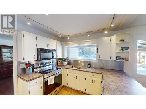 2001 4Th Avenue S, Cranbrook, BC - Indoor Photo Showing Kitchen With Double Sink