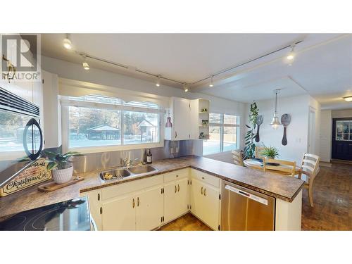 2001 4Th Avenue S, Cranbrook, BC - Indoor Photo Showing Kitchen With Double Sink