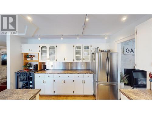 2001 4Th Avenue S, Cranbrook, BC - Indoor Photo Showing Kitchen