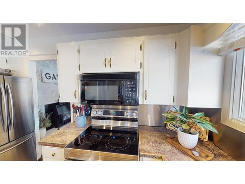 2001 4Th Avenue S, Cranbrook, BC - Indoor Photo Showing Kitchen