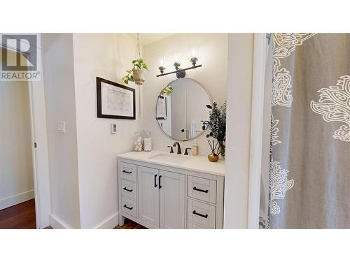 2001 4Th Avenue S, Cranbrook, BC - Indoor Photo Showing Bathroom