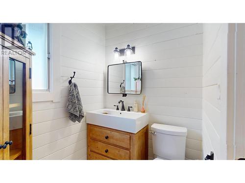 2001 4Th Avenue S, Cranbrook, BC - Indoor Photo Showing Bathroom