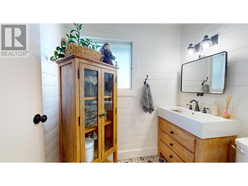 2001 4Th Avenue S, Cranbrook, BC - Indoor Photo Showing Bathroom