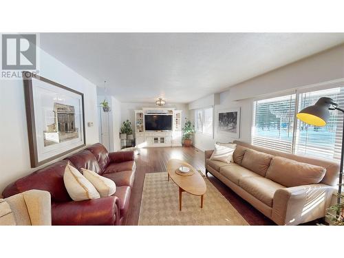 2001 4Th Avenue S, Cranbrook, BC - Indoor Photo Showing Living Room