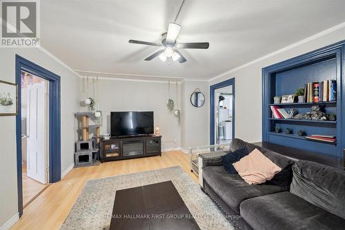 219 Cochrane Street, Scugog, ON - Indoor Photo Showing Living Room