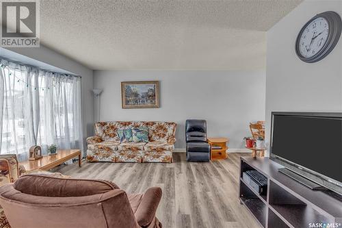 2518 Neff Road E, Regina, SK - Indoor Photo Showing Living Room