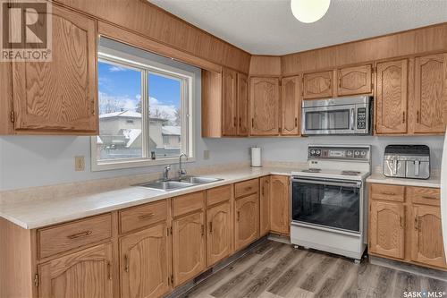 2518 Neff Road E, Regina, SK - Indoor Photo Showing Kitchen With Double Sink