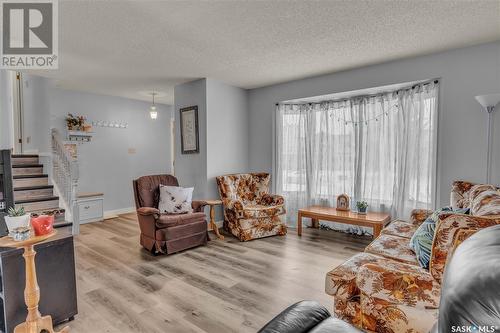 2518 Neff Road E, Regina, SK - Indoor Photo Showing Living Room