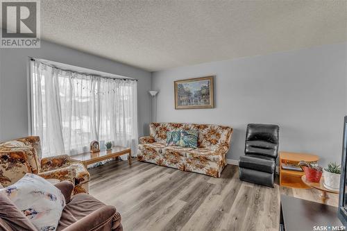 2518 Neff Road E, Regina, SK - Indoor Photo Showing Living Room