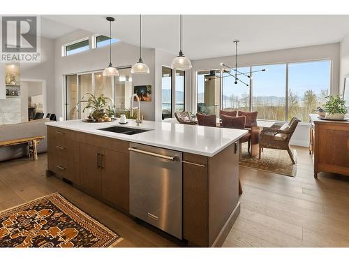 472 Sparrow Hawk Court, Kelowna, BC - Indoor Photo Showing Kitchen With Double Sink With Upgraded Kitchen