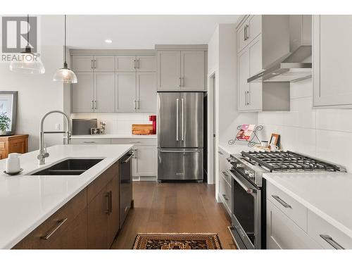 472 Sparrow Hawk Court, Kelowna, BC - Indoor Photo Showing Kitchen With Double Sink With Upgraded Kitchen