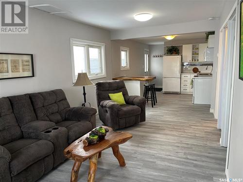 836 Outlook Avenue Sw, Moose Jaw, SK - Indoor Photo Showing Living Room