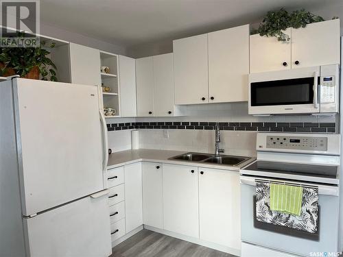 836 Outlook Avenue Sw, Moose Jaw, SK - Indoor Photo Showing Kitchen With Double Sink