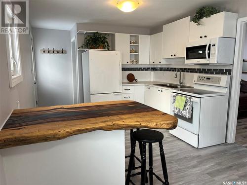 836 Outlook Avenue Sw, Moose Jaw, SK - Indoor Photo Showing Laundry Room