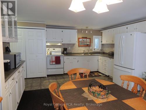 472768 Southgate Sdrd 47, Southgate, ON - Indoor Photo Showing Kitchen With Double Sink