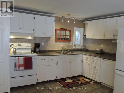 472768 Southgate Sdrd 47, Southgate, ON - Indoor Photo Showing Kitchen With Double Sink