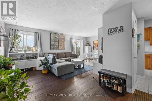 35 - 454 Carlton Street, St. Catharines, ON - Indoor Photo Showing Living Room