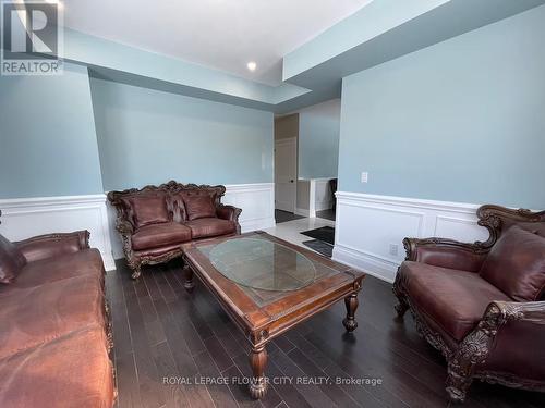 1103 Orchard Road, Mississauga, ON - Indoor Photo Showing Living Room