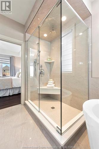 7448 Silverleaf Lane, Lasalle, ON - Indoor Photo Showing Bathroom